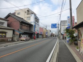 小川の街並み