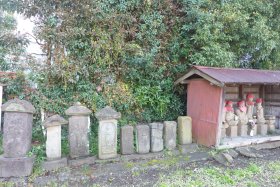 飯田神社鳥居前の石塔