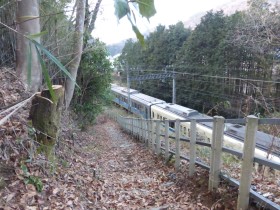 小田急線沿いの沓掛坂