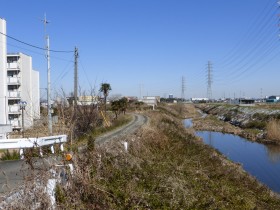 渋田川沿いの道