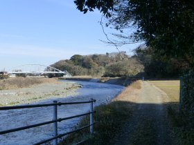 川沿いの道