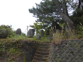 湯殿山碑など