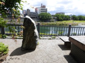 犀川河畔の句碑